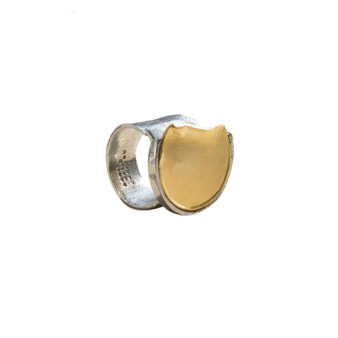 Bague Sukie avec rond doré plaqué or 22k par Anne-Marie Chagnon vue de 3/4