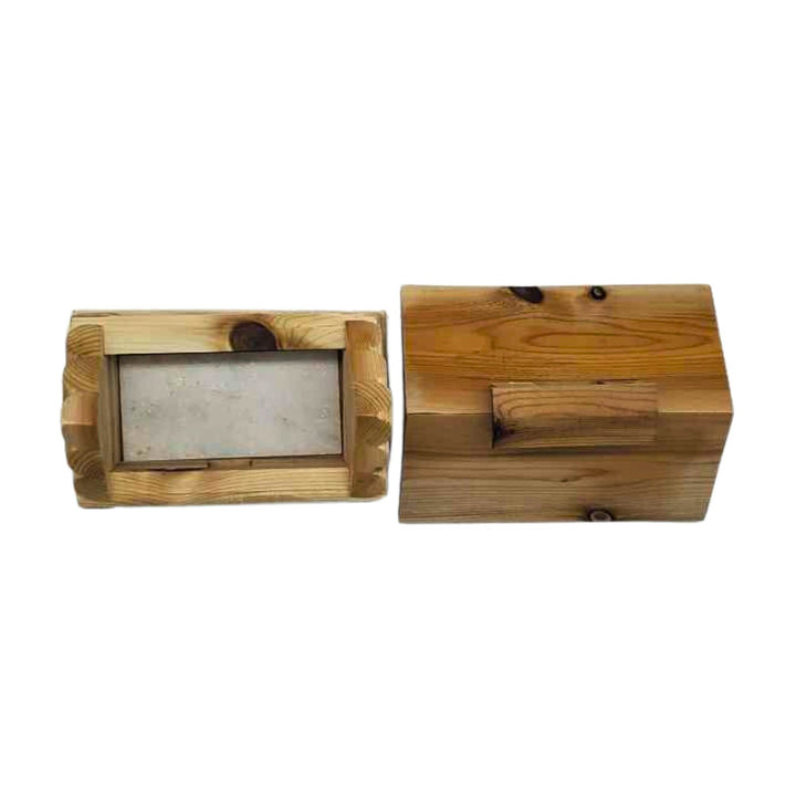 Porte encens en forme de cabane à sucre en bois sans son toit vu de dessus