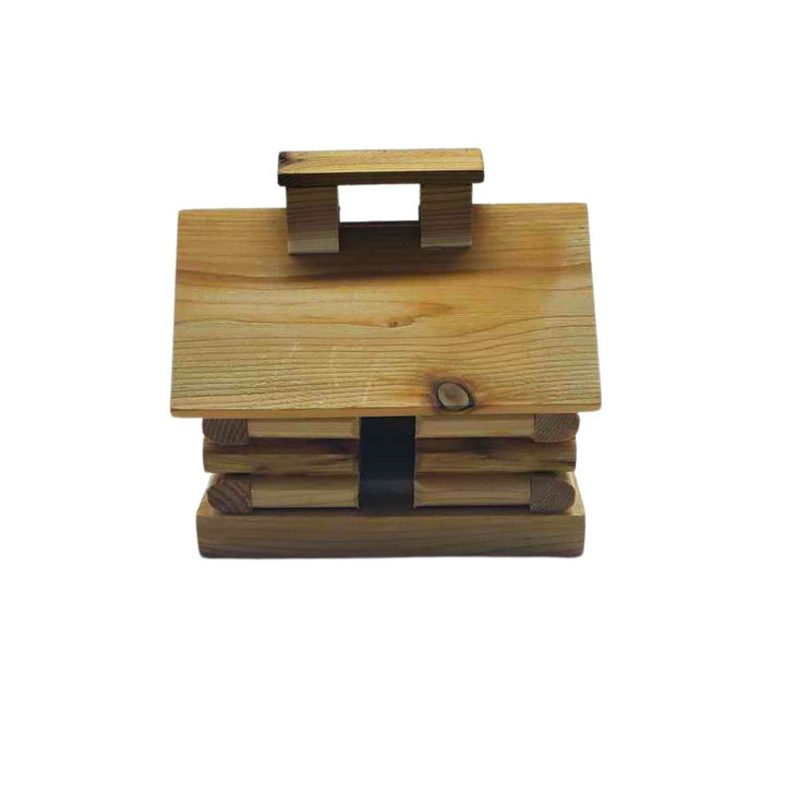 Porte encens en forme de cabane à sucre en bois vu de devant