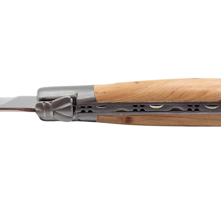 Ensemble vin et fromage en genevrier