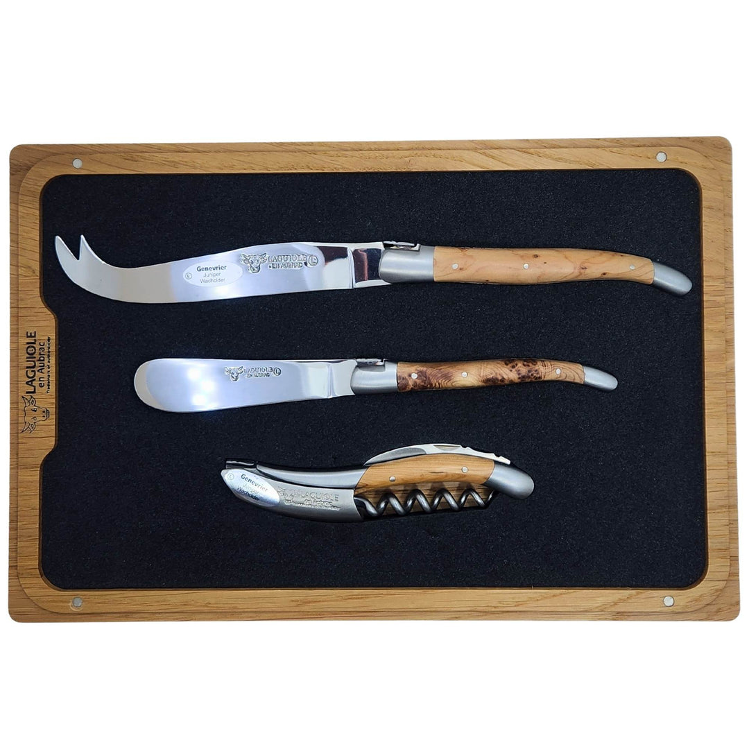 Ensemble vin et fromage en genevrier