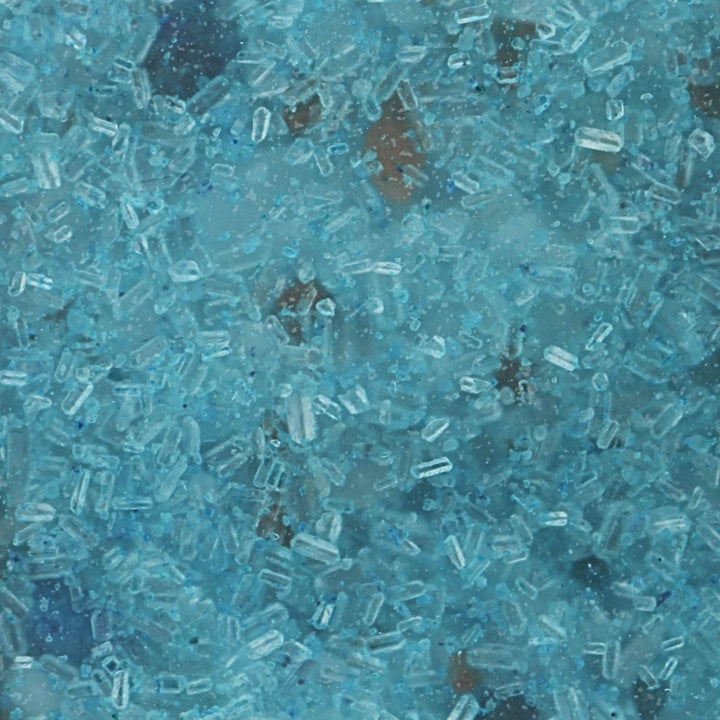 Vue rapprochée du sel de bain bleu à l'eucalyptus par Dahlia