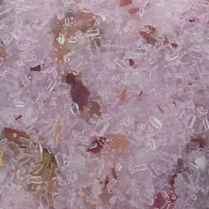 Vue rapprochée du sel de bain rose Jardin secret par Dahlia