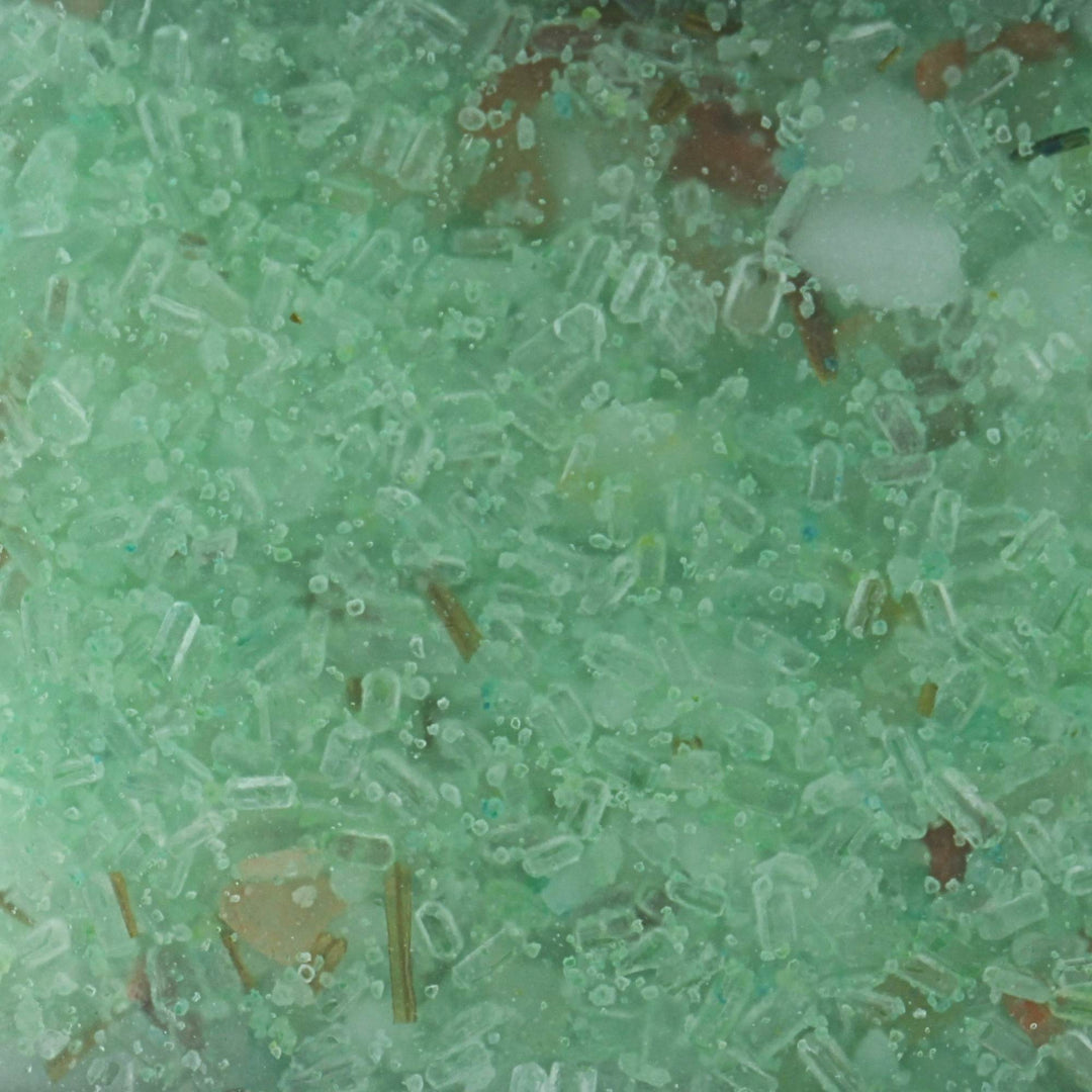 Vue rapprochée du sel de bain vert Taiga par Dahlia