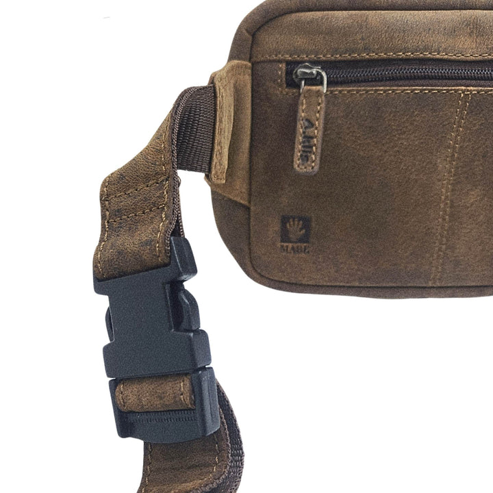 Détails de la bandoulière du Sac 2402 Adrian Klis en cuir de bison