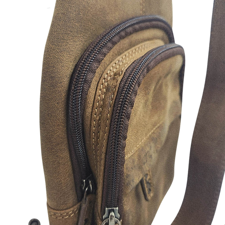 Vue rapprochée du Sac Adrian Klis 2217 avec bandoulière en cuir de bison vu de devant