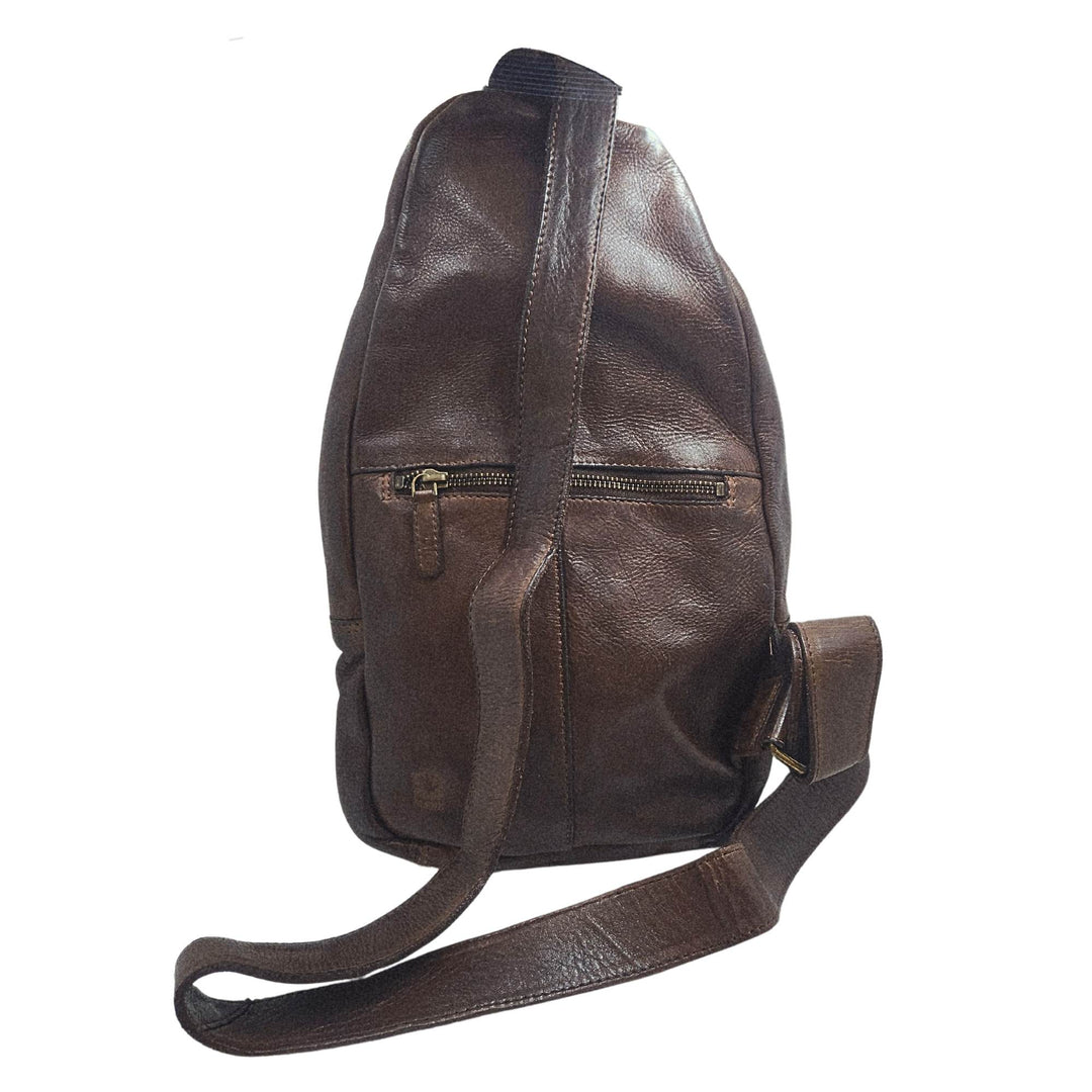 Sac en cuir de vache brun par Adrian Klis vu de derrière avec bandoulière déposée