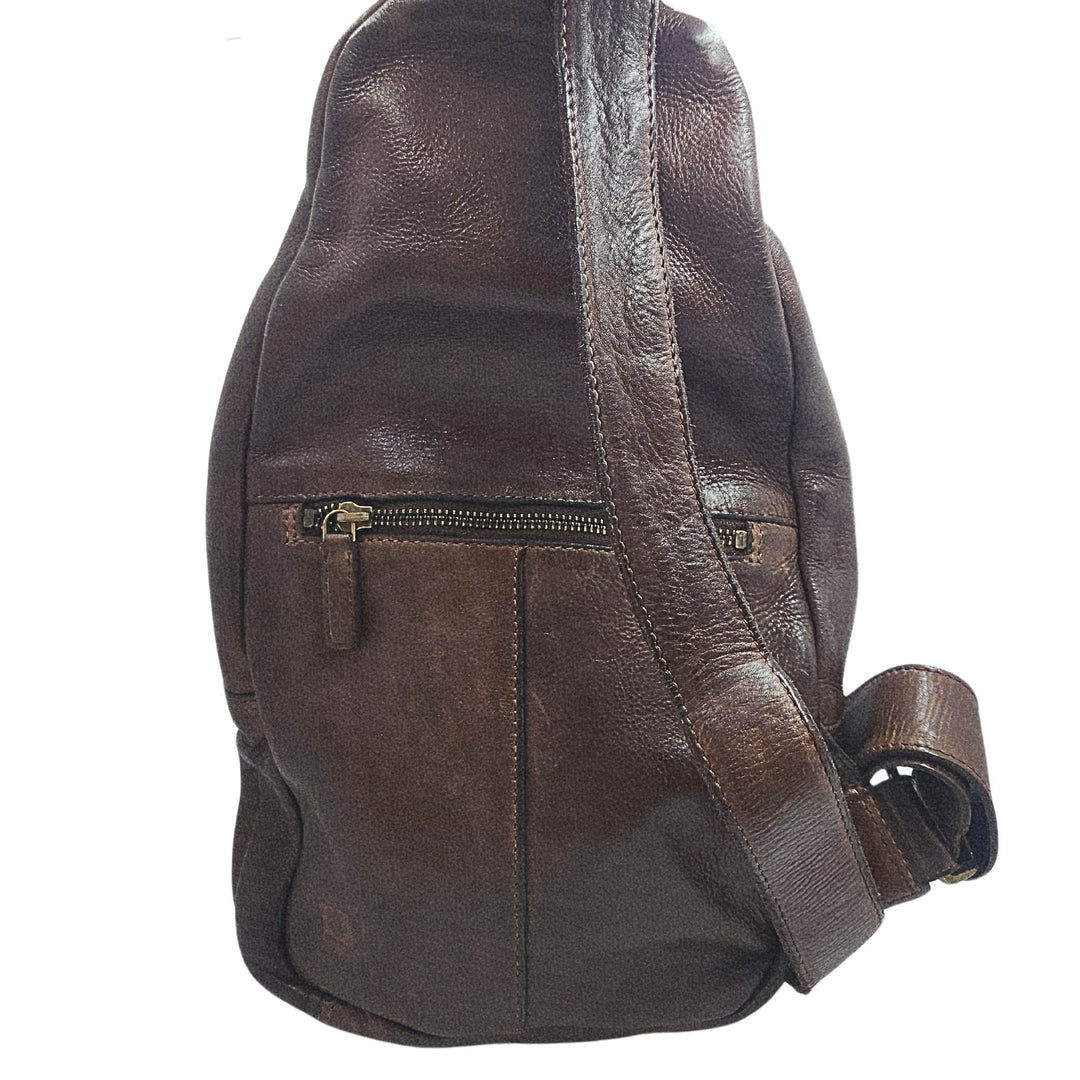 Sac en cuir de vache brun par Adrian Klis vu de derrière avec bandoulière