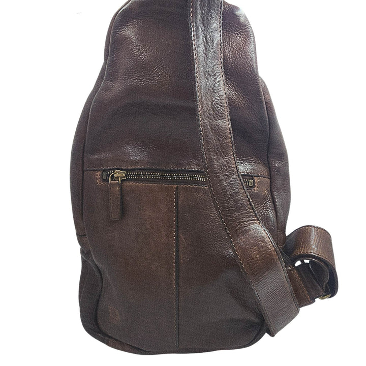 Sac en cuir de vache brun par Adrian Klis vu de derrière avec bandoulière