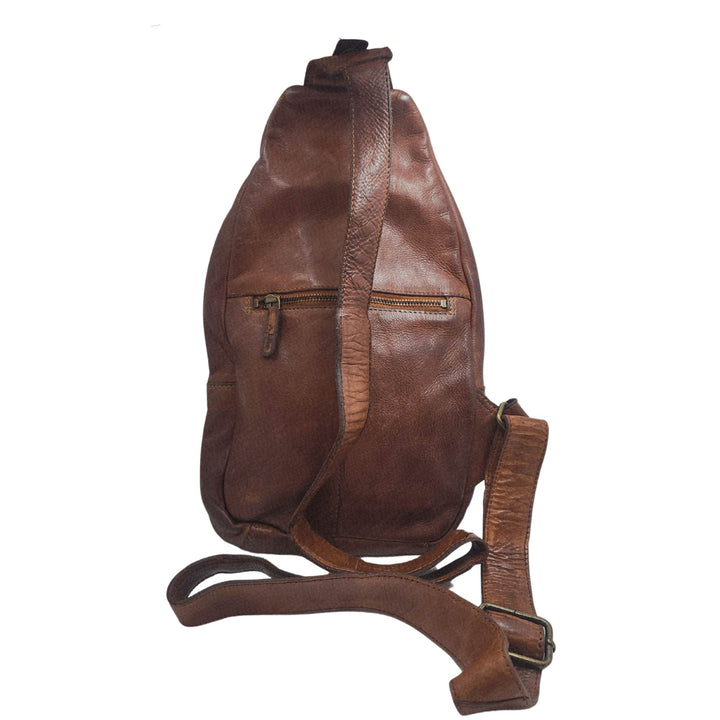 Sac en cuir de vache couleur cognac par Adrian Klis vu de derrière avec bandoulière déposée
