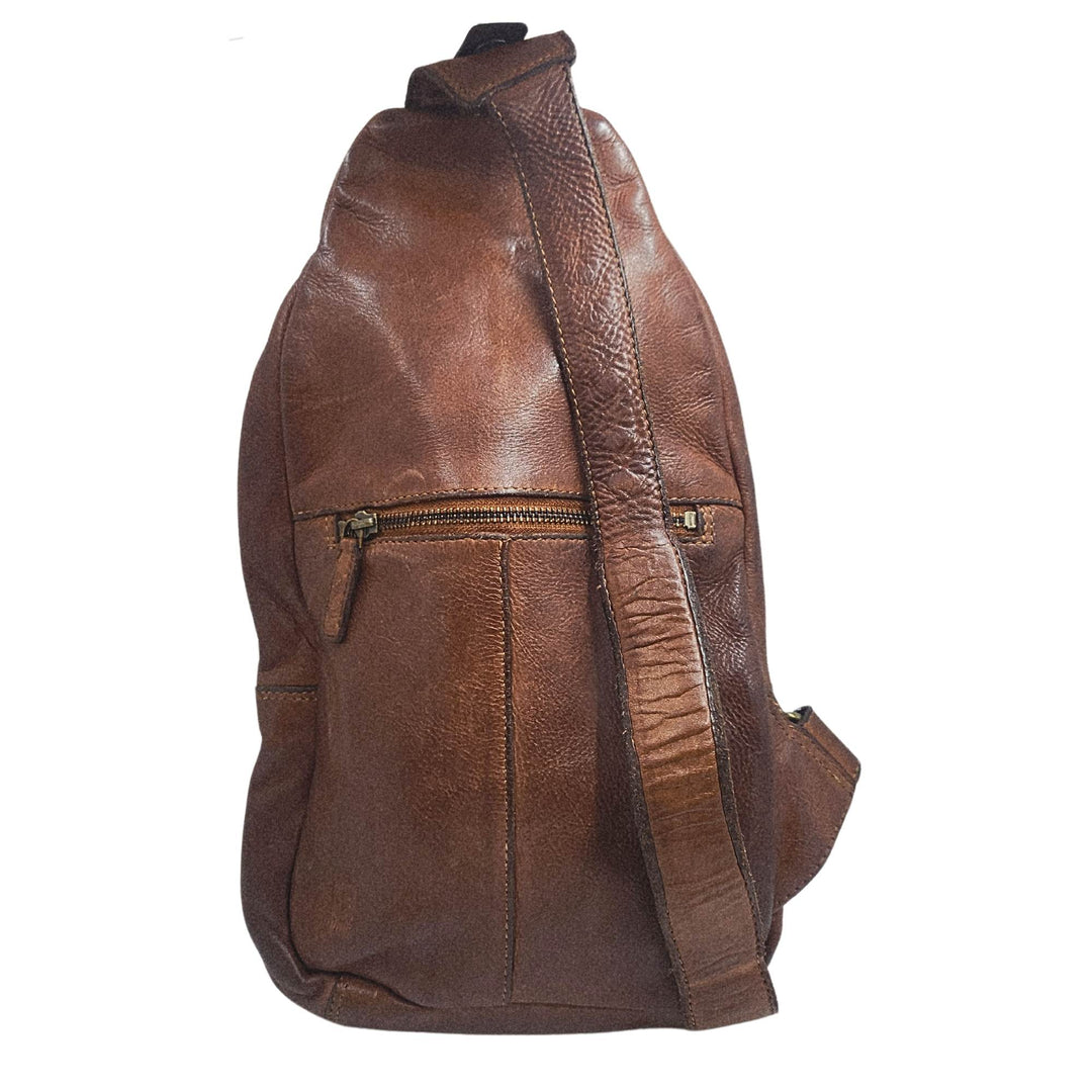 Sac en cuir de vache couleur cognac par Adrian Klis vu de derrière avec bandoulière