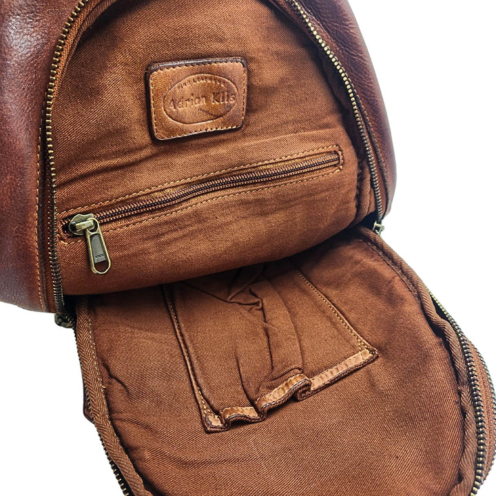 Intérieur du Sac en cuir de vache couleur cognac par Adrian Klis avec pochettes
