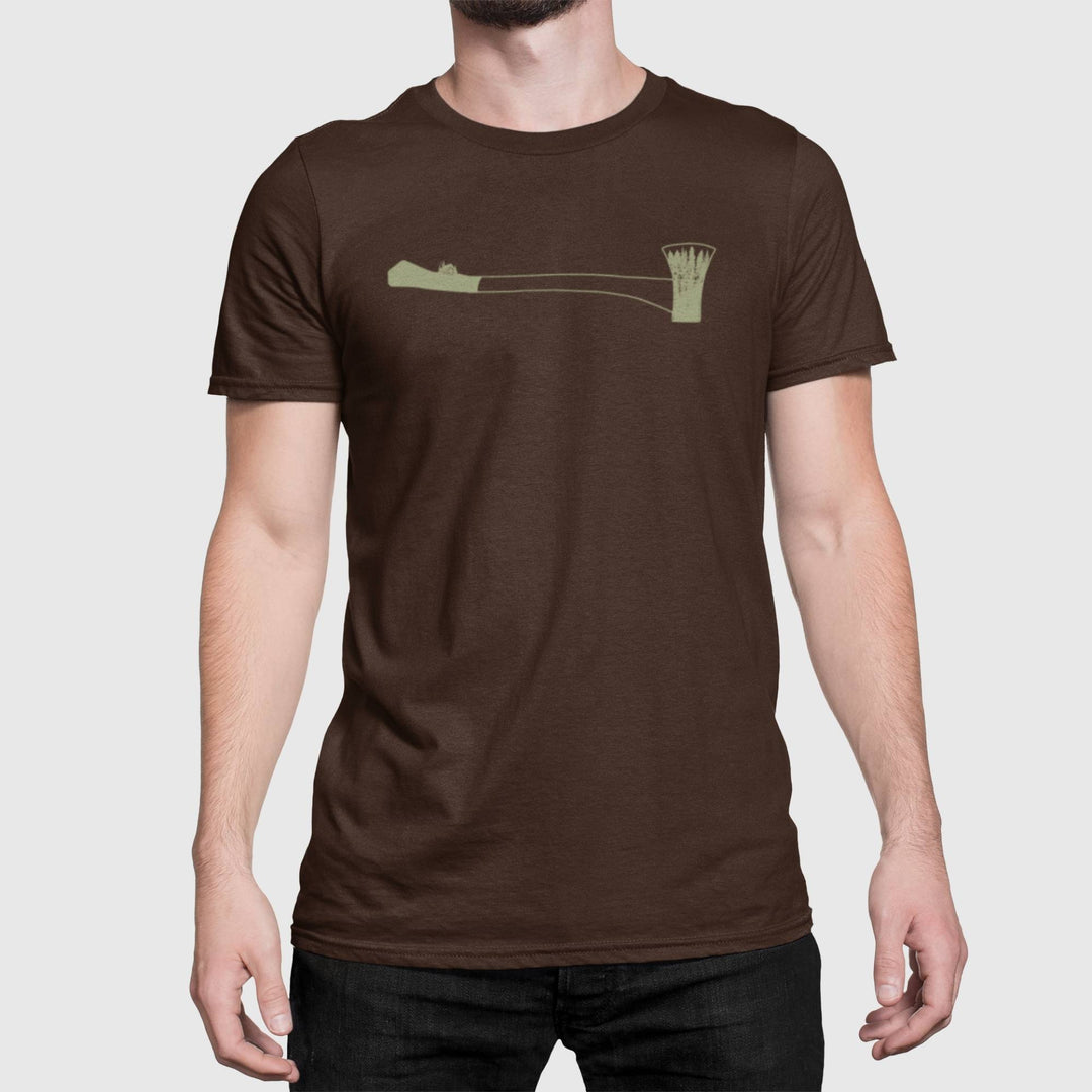 Homme portant un t-shirt brun avec un motif de hache avec une forêt par KM54