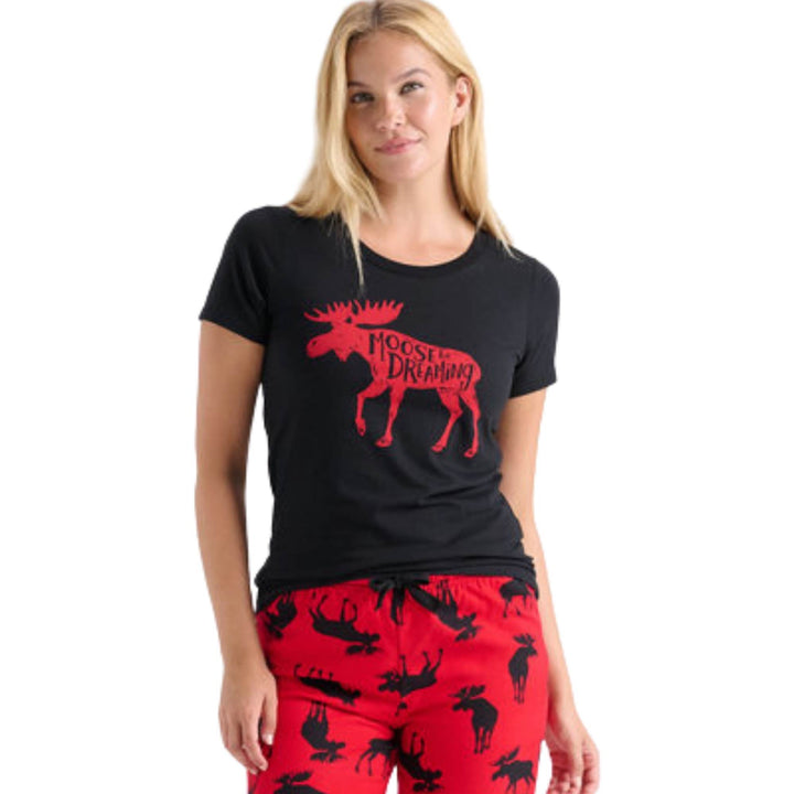 Femme portant un Haut de pyjama pour femme noir avec orignal rouge par Hatley rapprochée