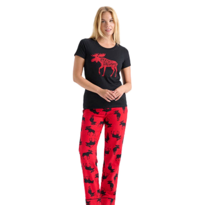 Femme portant un Haut de pyjama pour femme noir avec orignal rouge par Hatley assorti avec des leggings
