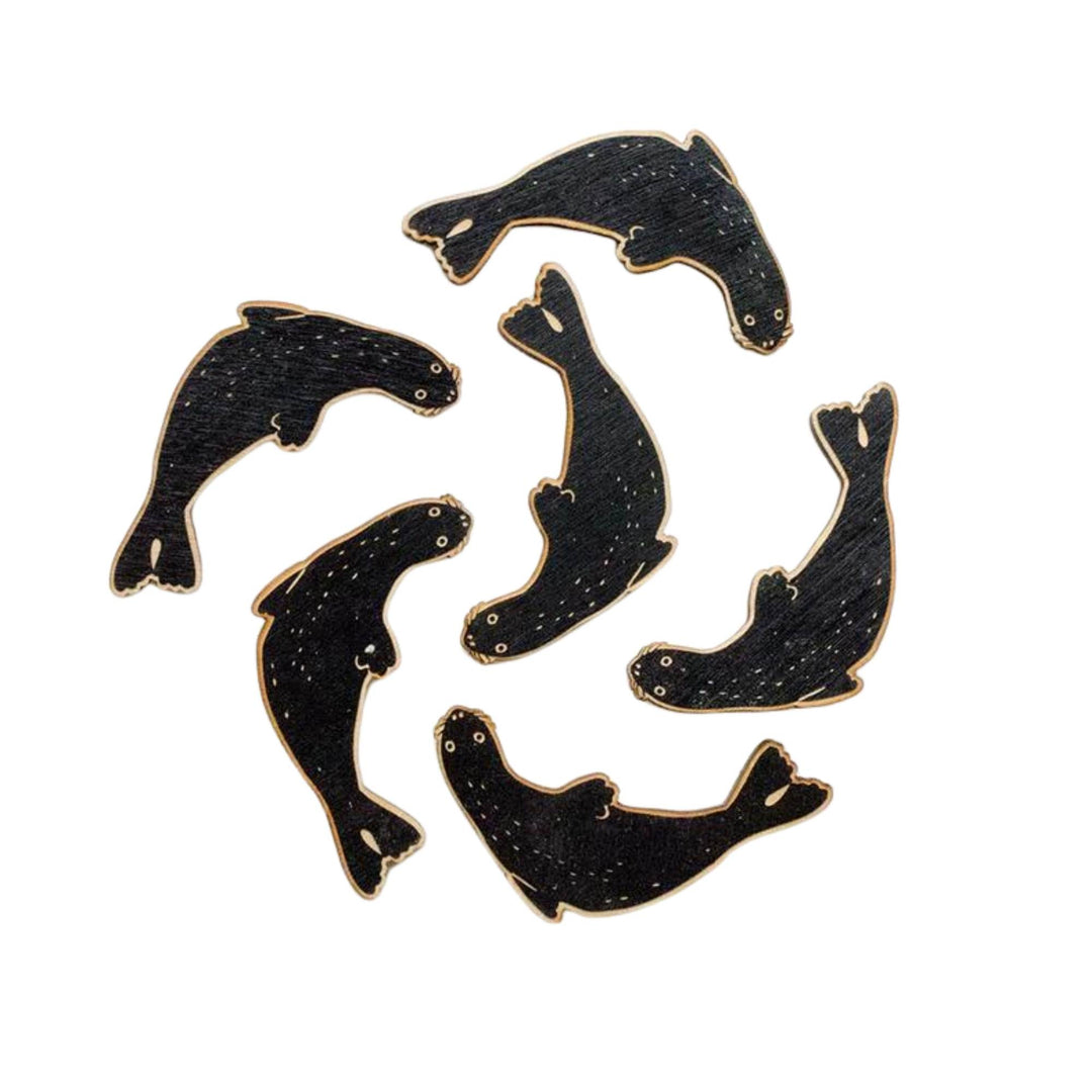 Groupe de six aimants en bois en forme de phoque noir par Rebelles des bois