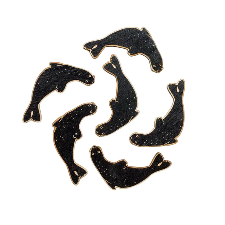 Groupe de six aimants en bois en forme de phoque noir par Rebelles des bois