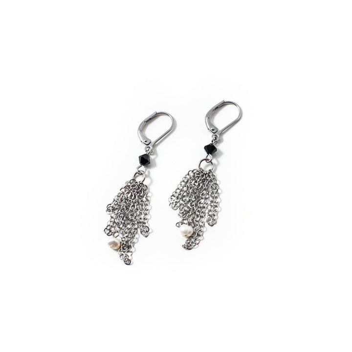 Boucles d'oreilles Dafio par Anne-Marie Chagnon avec chaînes et bille noire