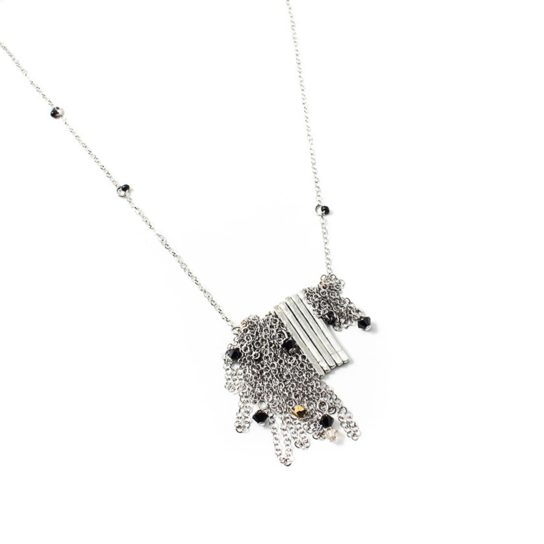 Collier Gania par Anne-Marie Chagnon argenté avec barres en étain comme pendentif, chaînes et billes noires