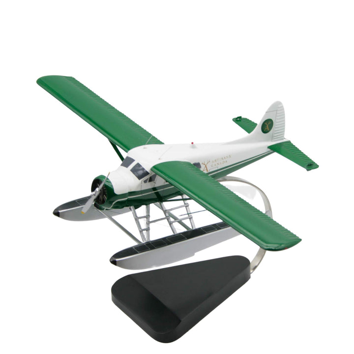 Modèle réduit d'un hydravion Beaver avec le logo et les couleurs de la boutique Artisans Canada vu de 3/4