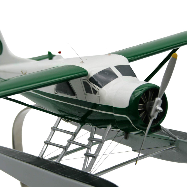 Devant du Modèle réduit d'un hydravion Beaver avec le logo et les couleurs de la boutique Artisans Canada
