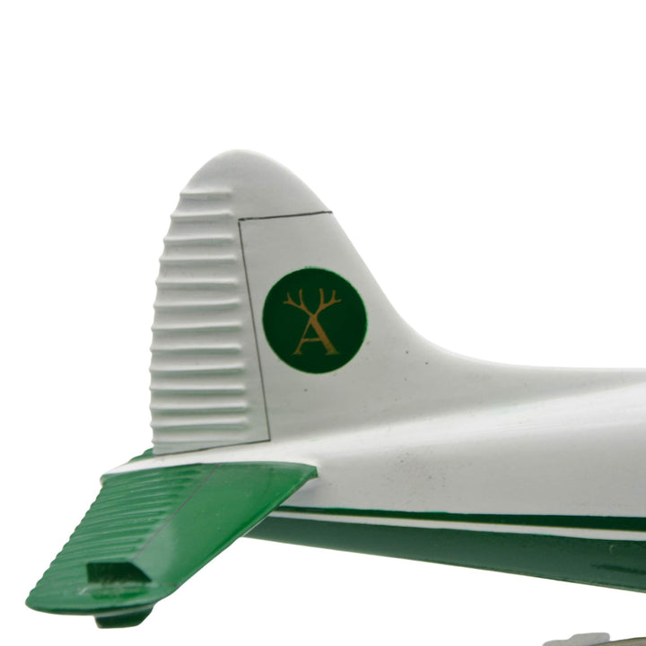 Logo sur le derrière du Modèle réduit d'un hydravion Beaver avec le logo et les couleurs de la boutique Artisans Canada