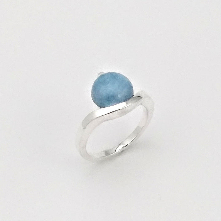 Bague argentée avec pierre de couleur bleu pâle