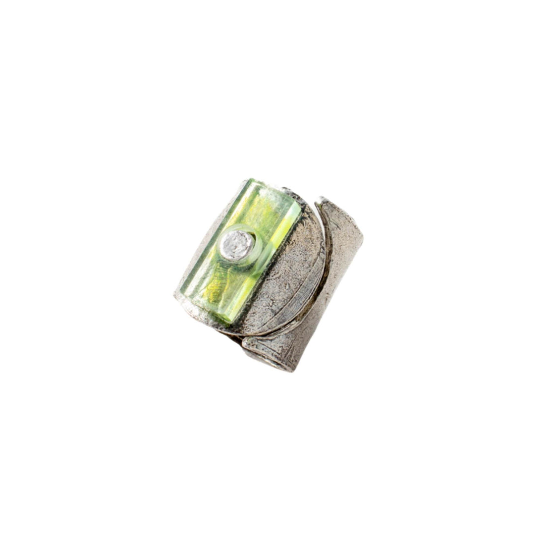 Bague en étain avec un rectangle vert en résine Freda par Anne-Marie Chagnon