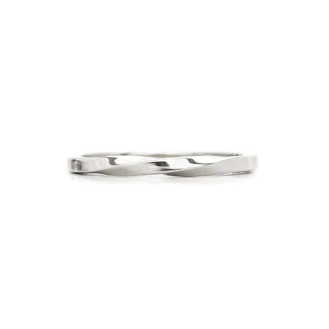 Bague argentée torsadée vue de proche par WellDunn