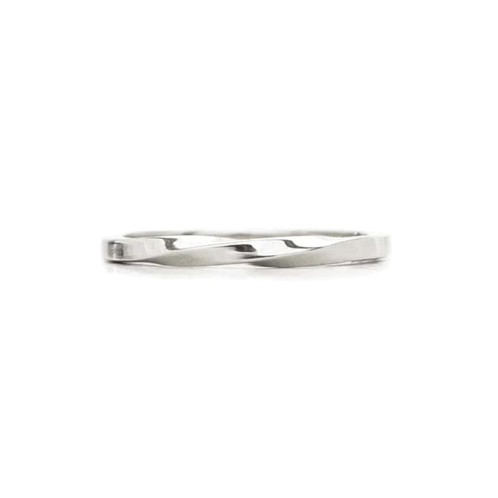 Bague argentée torsadée vue de proche par WellDunn
