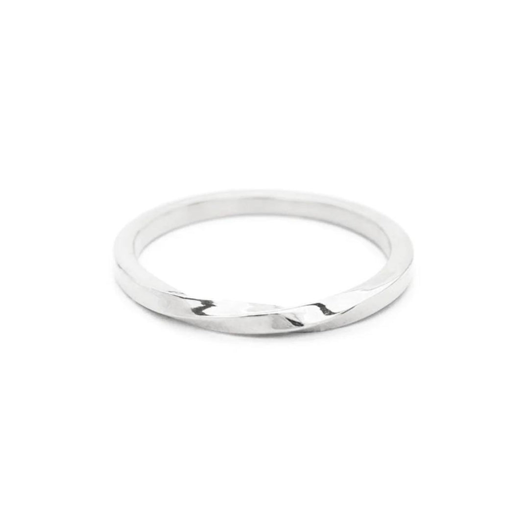 Bague argentée torsadée vue en angle par WellDunn