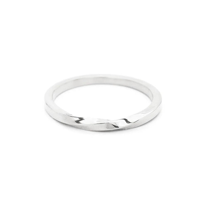 Bague argentée torsadée vue en angle par WellDunn
