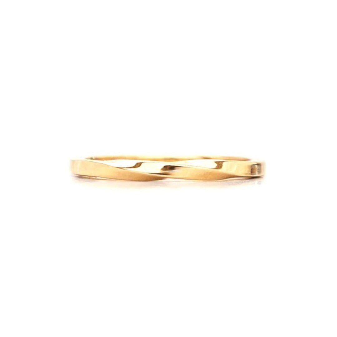 Bague dorée torsadée vue de proche par WellDunn