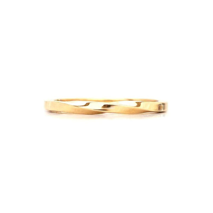 Bague dorée torsadée vue de proche par WellDunn
