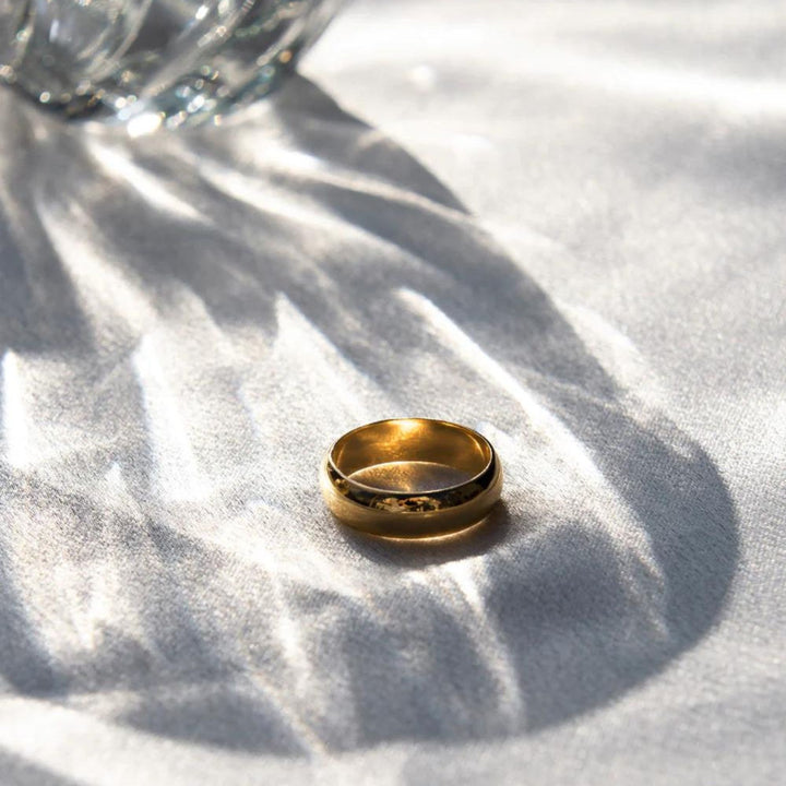 Bague Jordan dorée par welldunn déposée sur un tissus