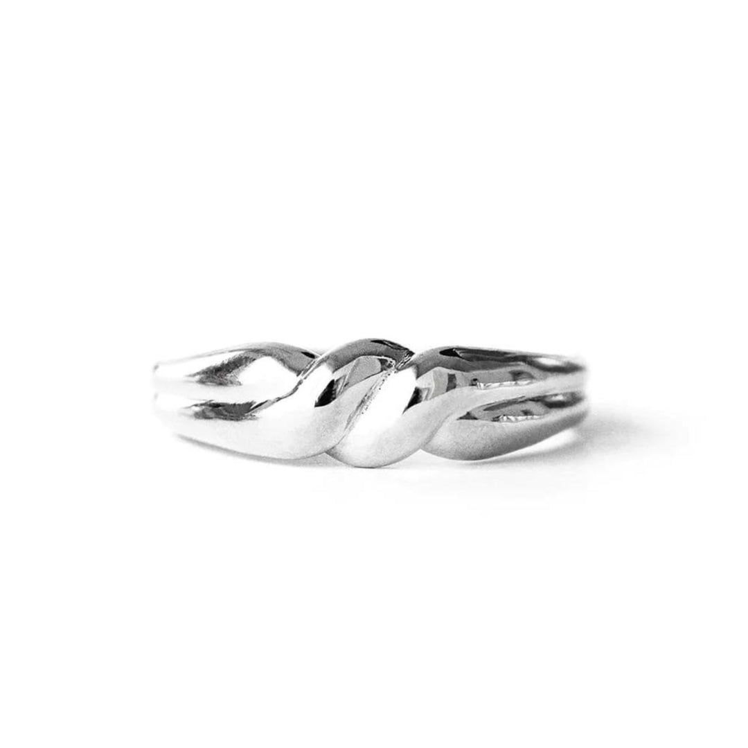 Bague argentée Knot par welldunn vue de proche
