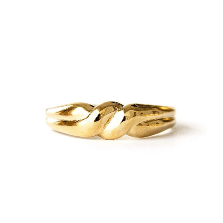 Bague dorée Knot par welldunn vue de proche