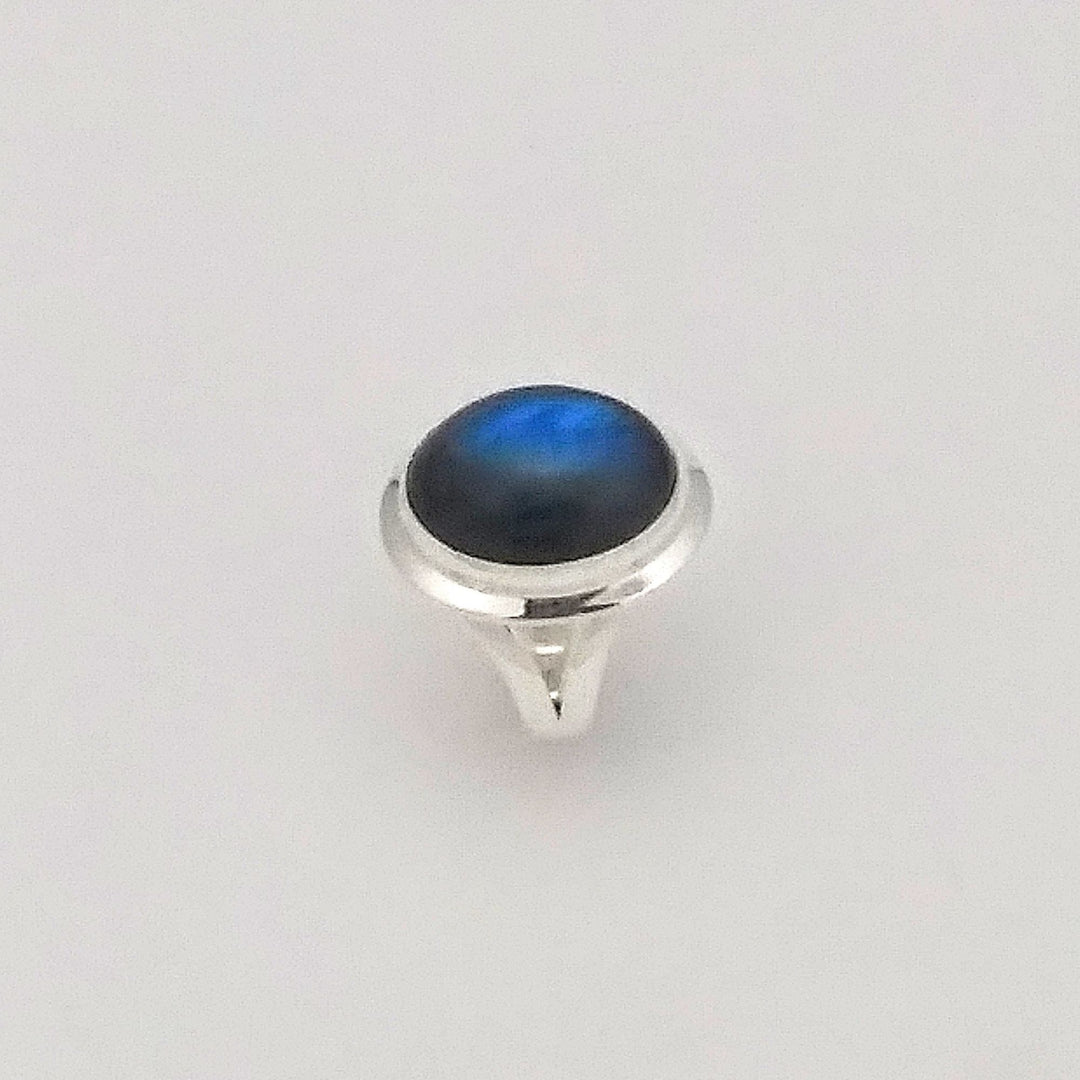 Bague avec labradorite ronde et base argentée par gemmes québec