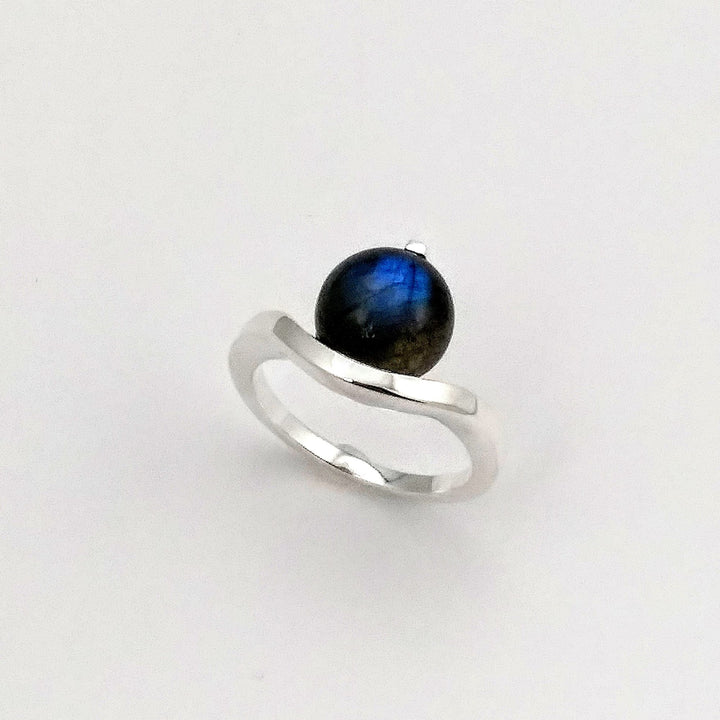 Bague argentée avec pierre de couleur bleu foncé