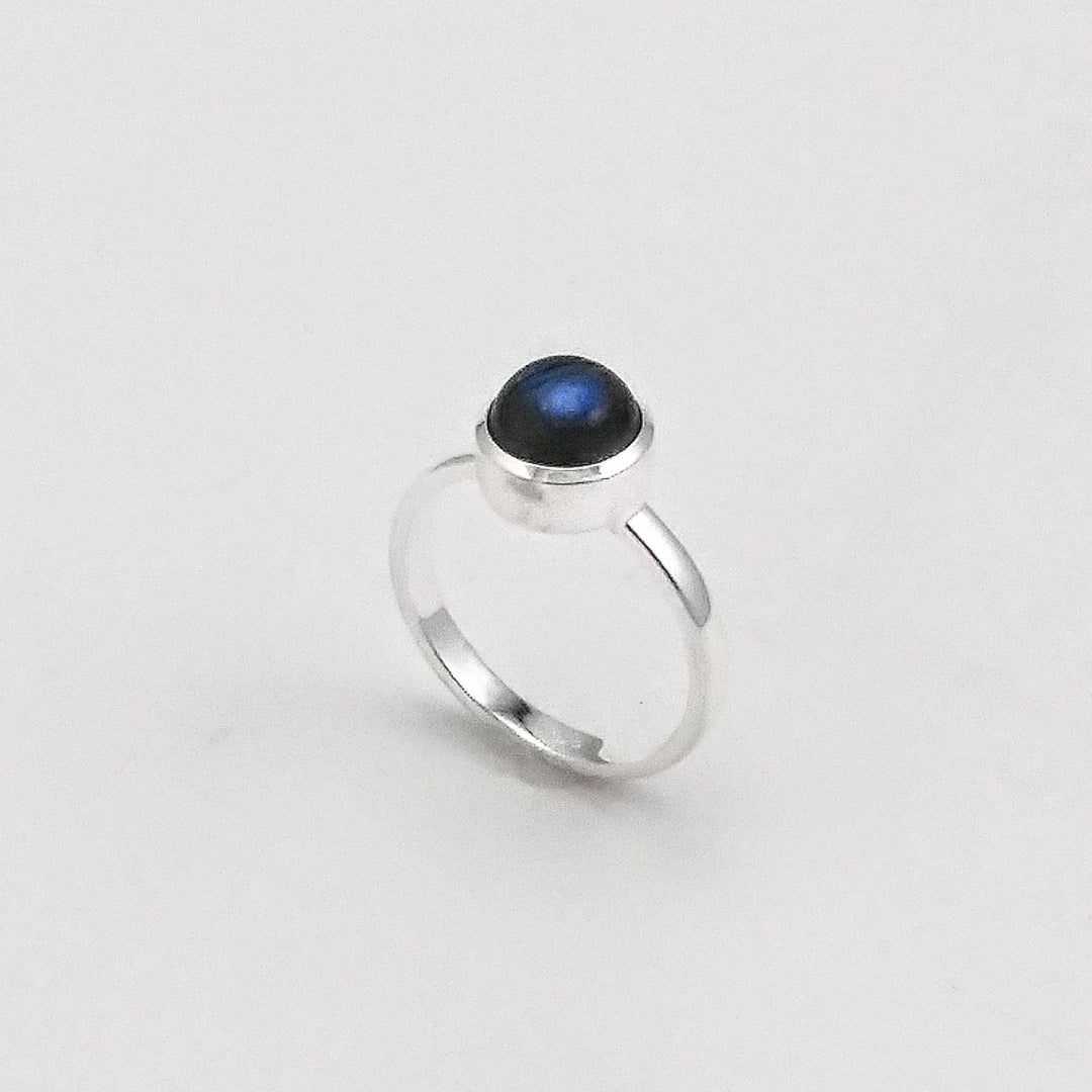 Bague labradorite bleue et ronde sur base argentée par gemmes québec