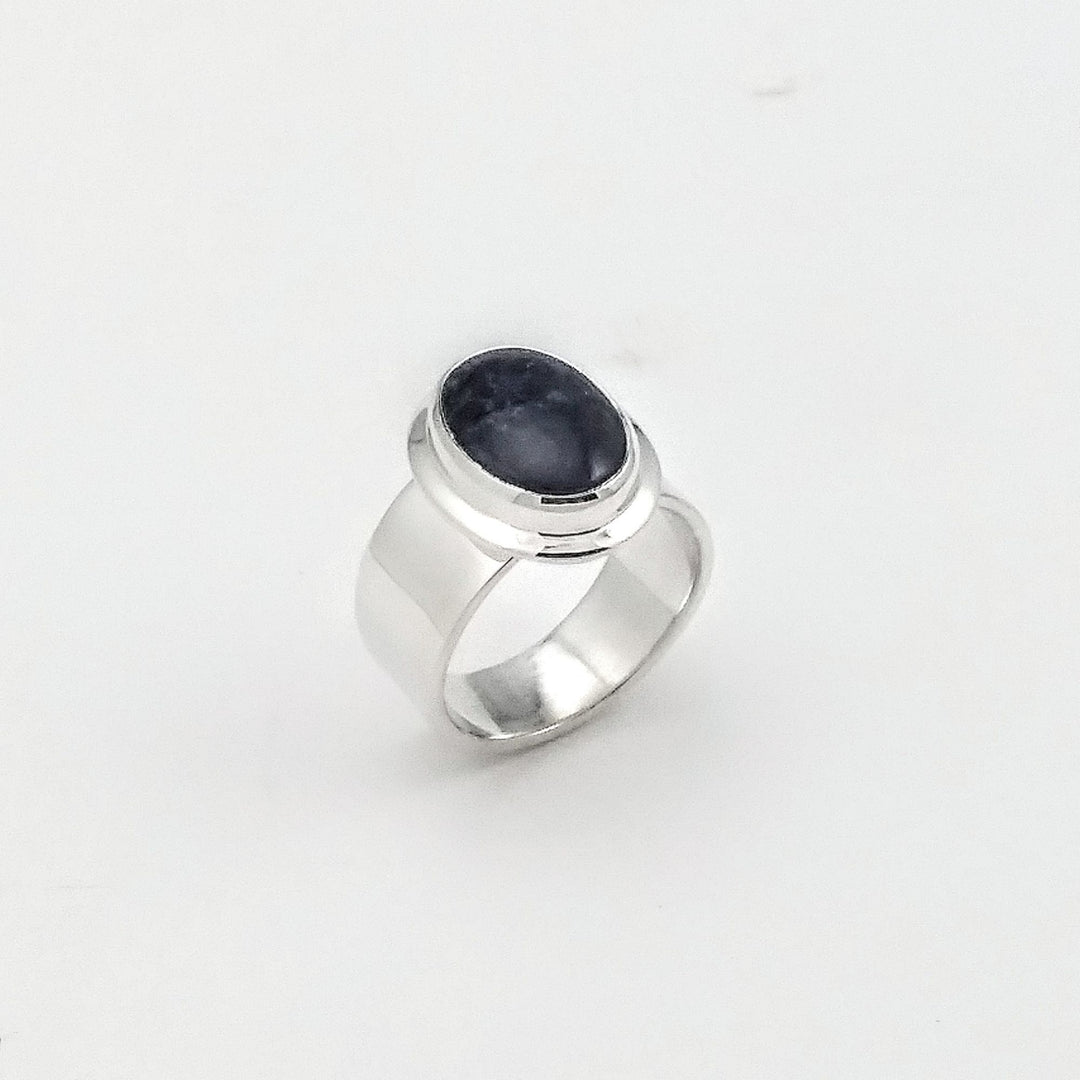 Bague argentée avec pierre de couleur bleu violacé