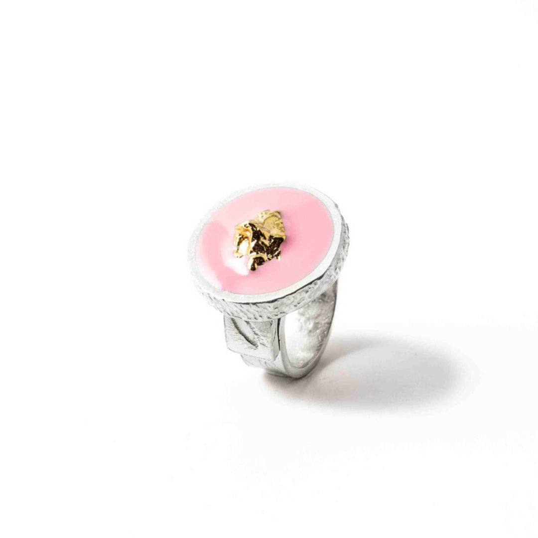 Bague Wallis rose avec pièce dorée au centre par Anne-Marie Chagnon