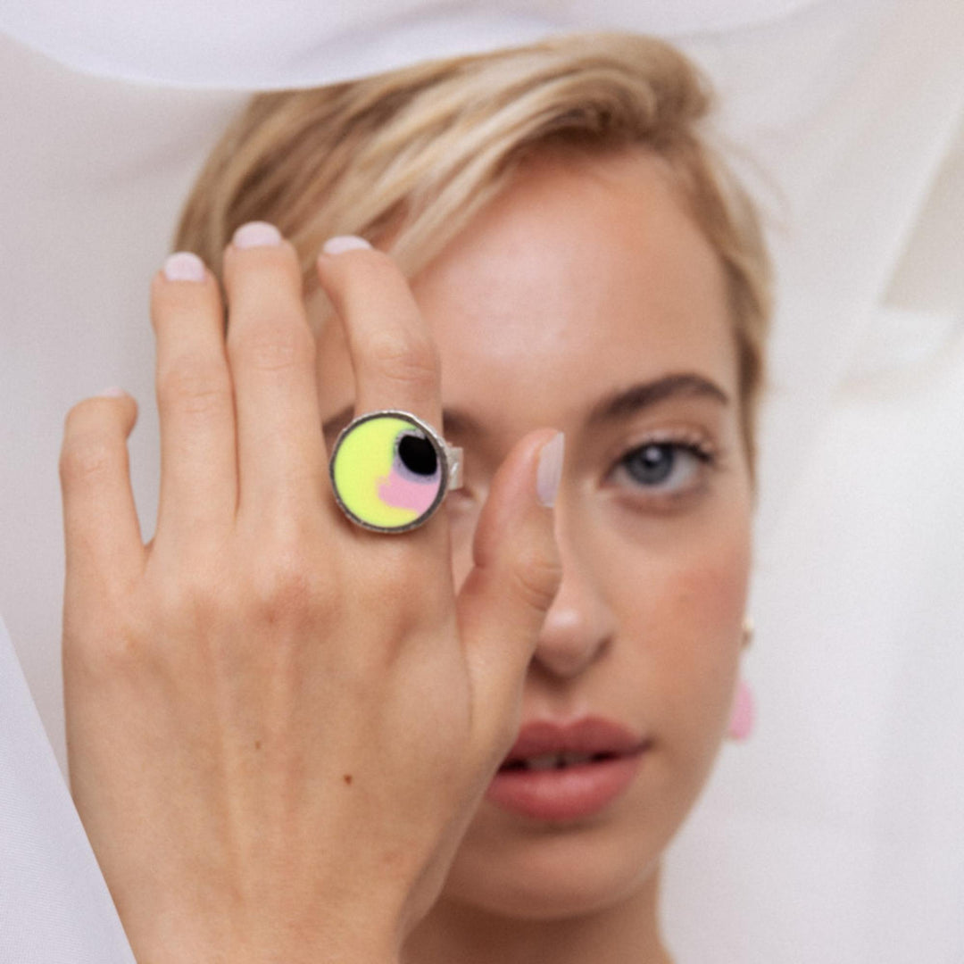 Femme portant une Bague Wilfred jaune, rose et noire par Anne-Marie Chagnon