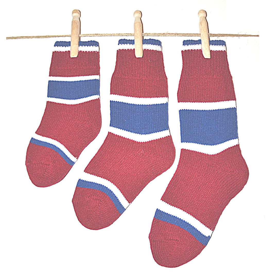 Trois bas de laine suspendu avec motif bleu,blanc et rouge par bas de laine et mot coquin