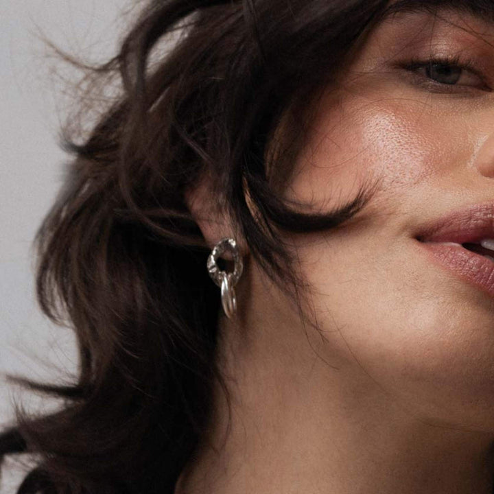 Femme portant des Boucles d'oreilles Anne-Marie Chagnon Lovern avec anneaux argentés