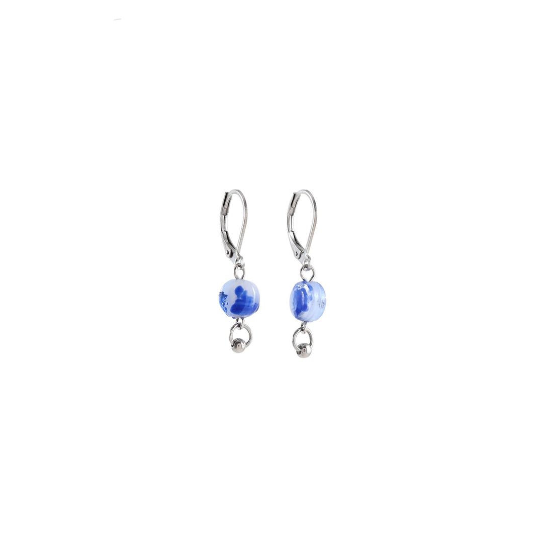 Boucles d'oreilles argentées avec bille bleue suspendue par ANne-Marie Chagnon