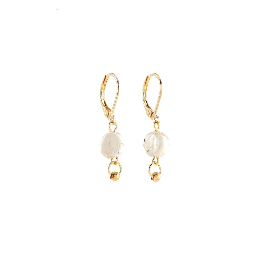 Boucles d'oreilles dorées avec perle par Anne-Marie Chagnon