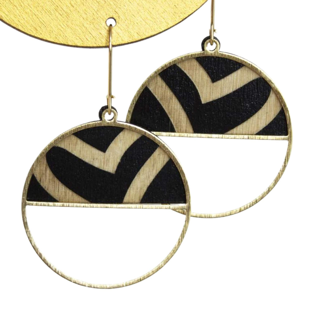 Boucles d'oreilles Attraction noir par Rebelles des bois rondes et lignées accrochées