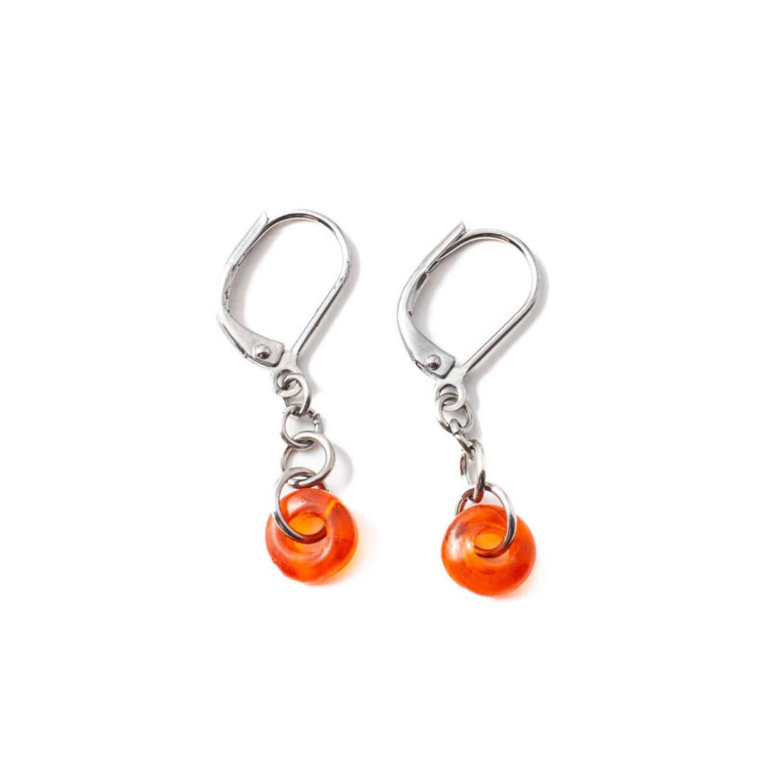 Boucles d'oreilles Berthus couleur flamme avec bille en verre par Anne-Marie Chagnon