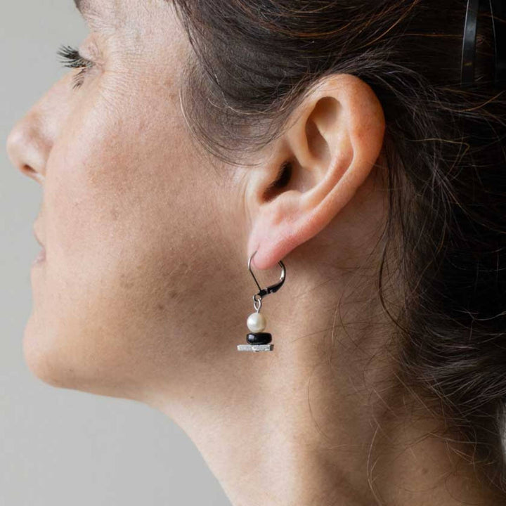 Femme portant des Boucles d'oreilles Carolane couleur encre avec perle par Anne-Marie Chagnon